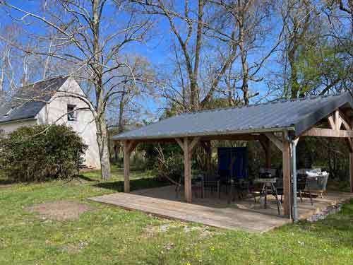 cuisine d'été près de la piscine