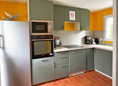 cuisine équipée donnant sur la terrasse