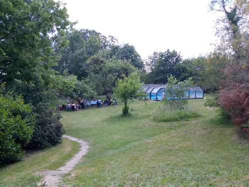 Groupe d'amis dans la piscine couverte du gîte