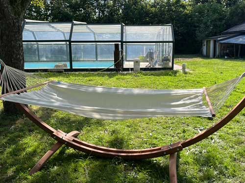 pelouse autour de la piscine