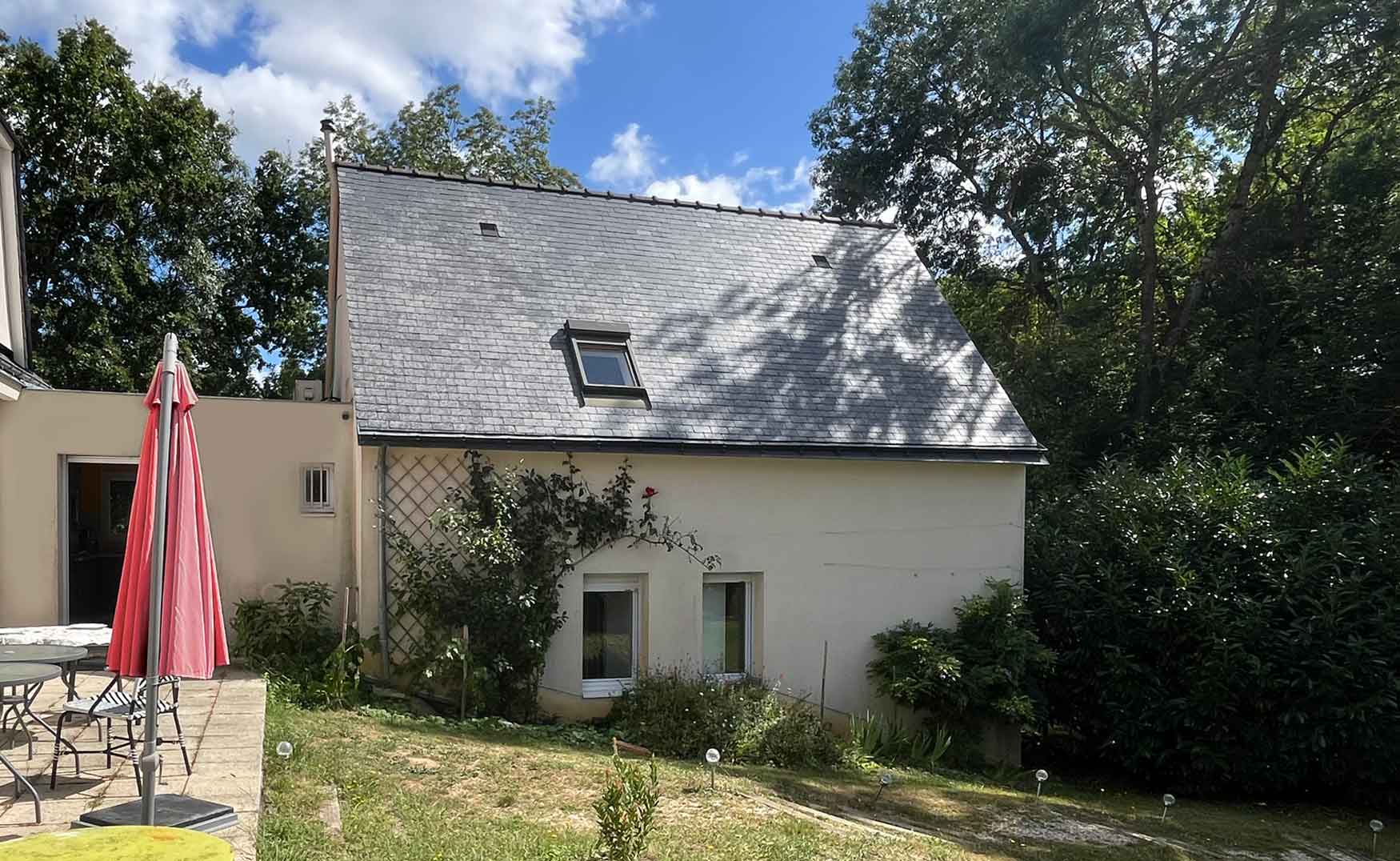 façade et entrée du gite depuis la terrasse